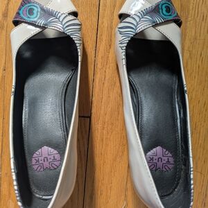 Cream and Black Women's Slip-On Flats with Teal Accent